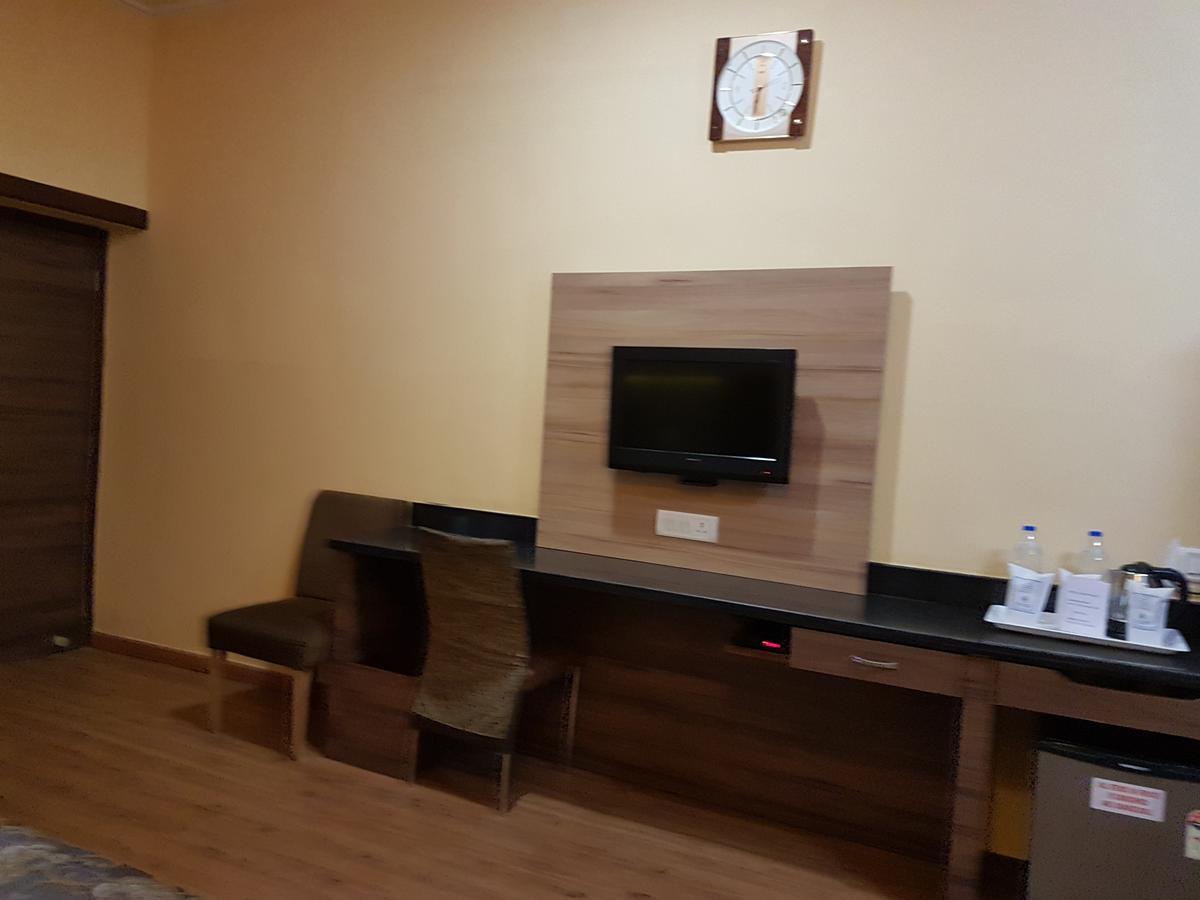 Hotel Savera Palace 아부 산 외부 사진